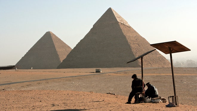 Egyptian pyramids police Latino.jpg